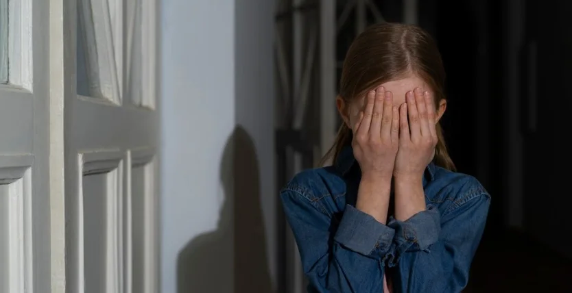 девочка испытывает галлюцинации